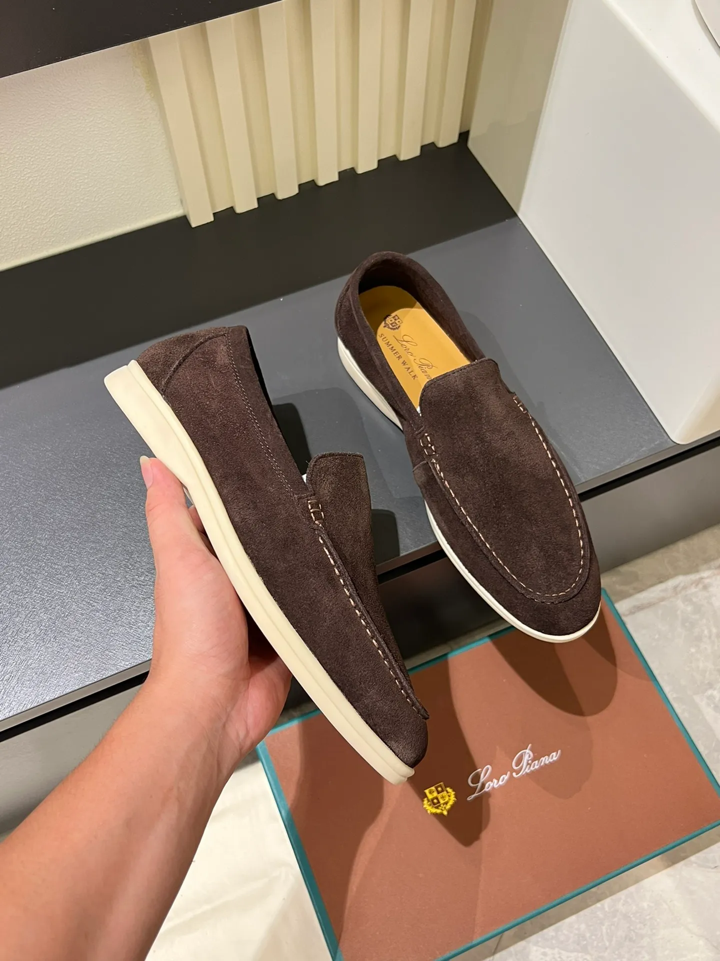 Men's shoes 💰p360 "Loro men's shoes 💰pian'*" Classic L men's shoes for couples 💰p Top version British flat loafers, a must-have item in old money style, the minimalist design is eye-catching and durable, a plus point for dressing The soft foot feel and texture are outstanding. They don’t scratch your feet and are very nice. They are matched with soft and waxy soles. They can be worn daily for a long time without getting tired. They are easy to wear, versatile and classic items, with perfect foot feel and texture! Imported cashmere fabric, the lining is made of imported A-grade water-dyed cow lining, the top version of the genuine leather midsole is sewn with pure handmade mark thread! Size: Female 35-40 (34. Customized) Male 38-44 (45.46. Customized)